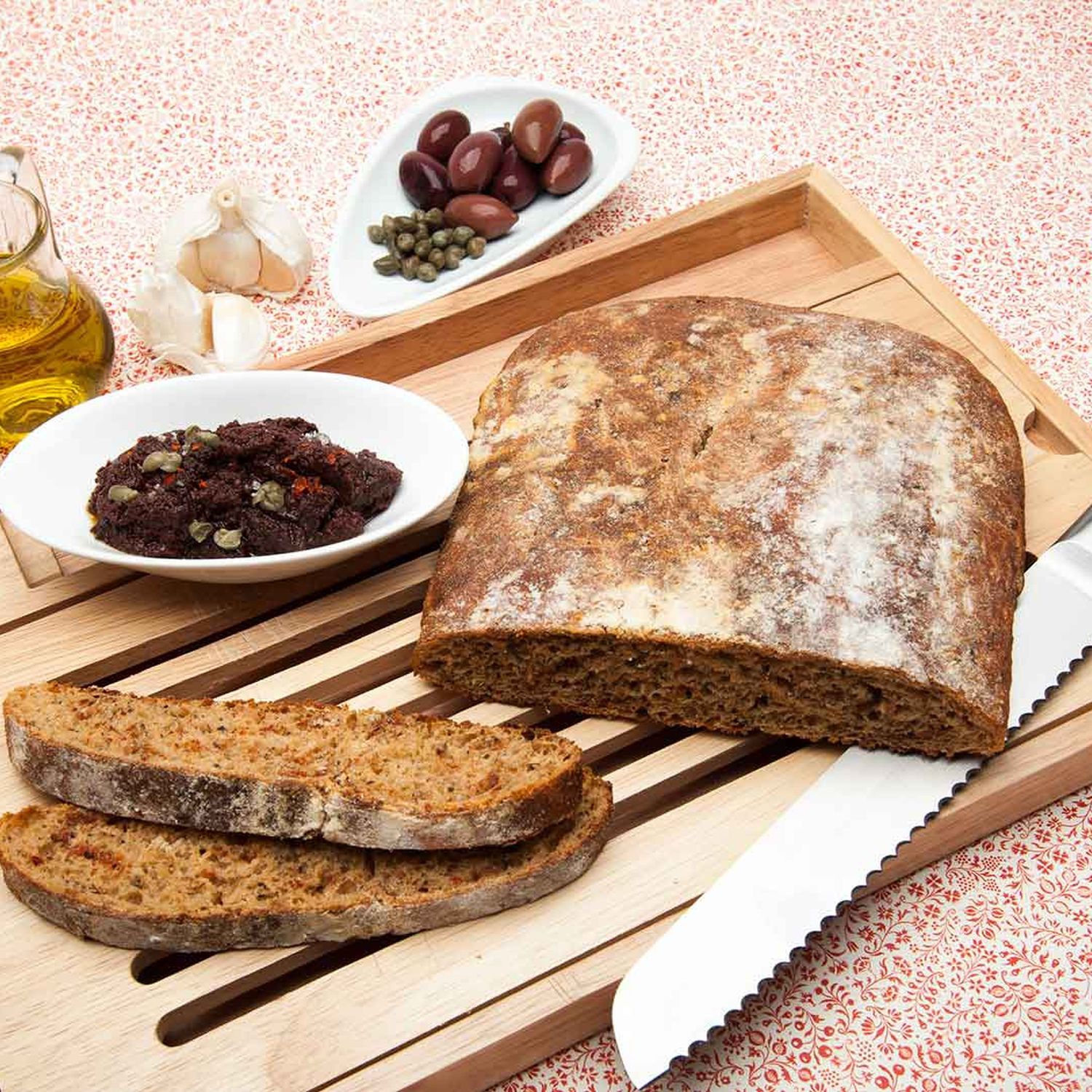 Tomaten-Ciabatta mit schwarzer Oliven-Tapenade Rezept | HOFER Rezeptwelt