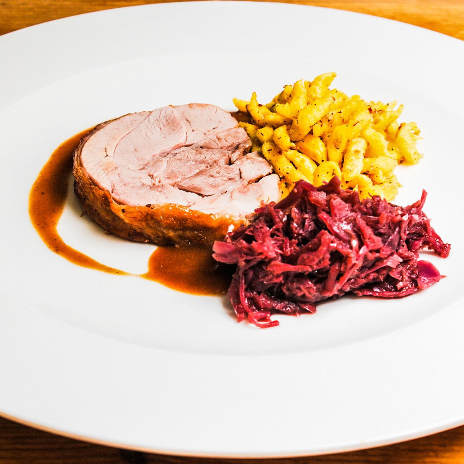 Truthahn-Rollbraten mit Eierspätzle und Blaukraut Rezept | HOFER Rezeptwelt