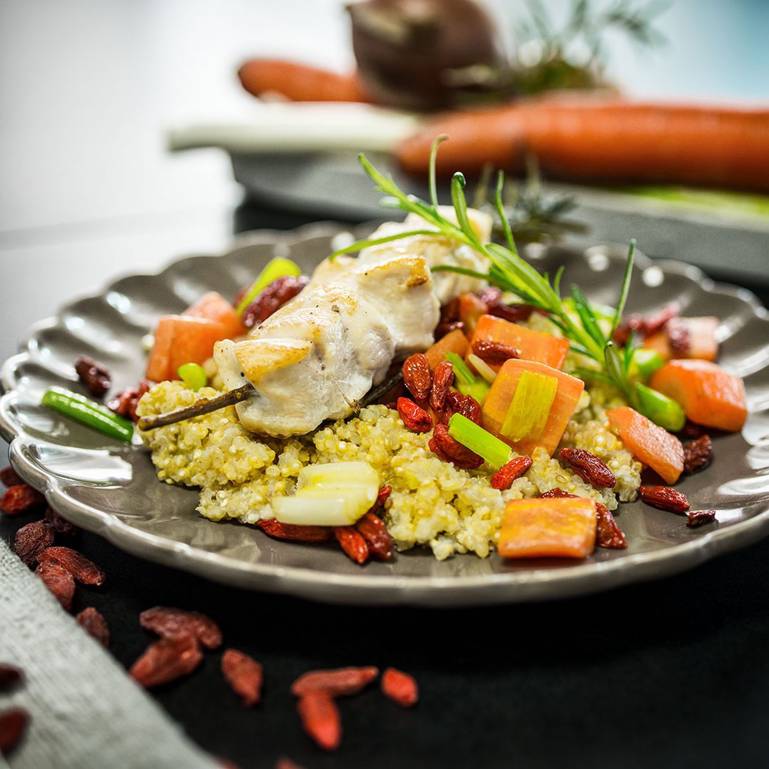 Huhnchenspiesse Mit Mandel Quinoa Gojibeeren Und Karotten Hofer Rezeptwelt