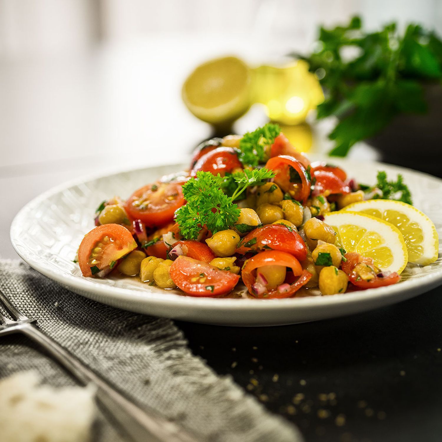 Warmer Kichererbsen-Tomaten-Salat mit Petersilie