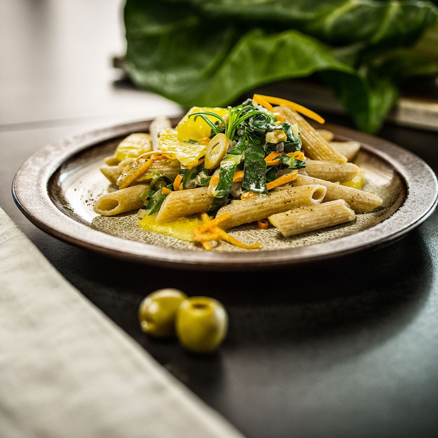 Vollkorn-Penne mit Mangold, Orangen und Oliven Rezept | HOFER Rezeptwelt