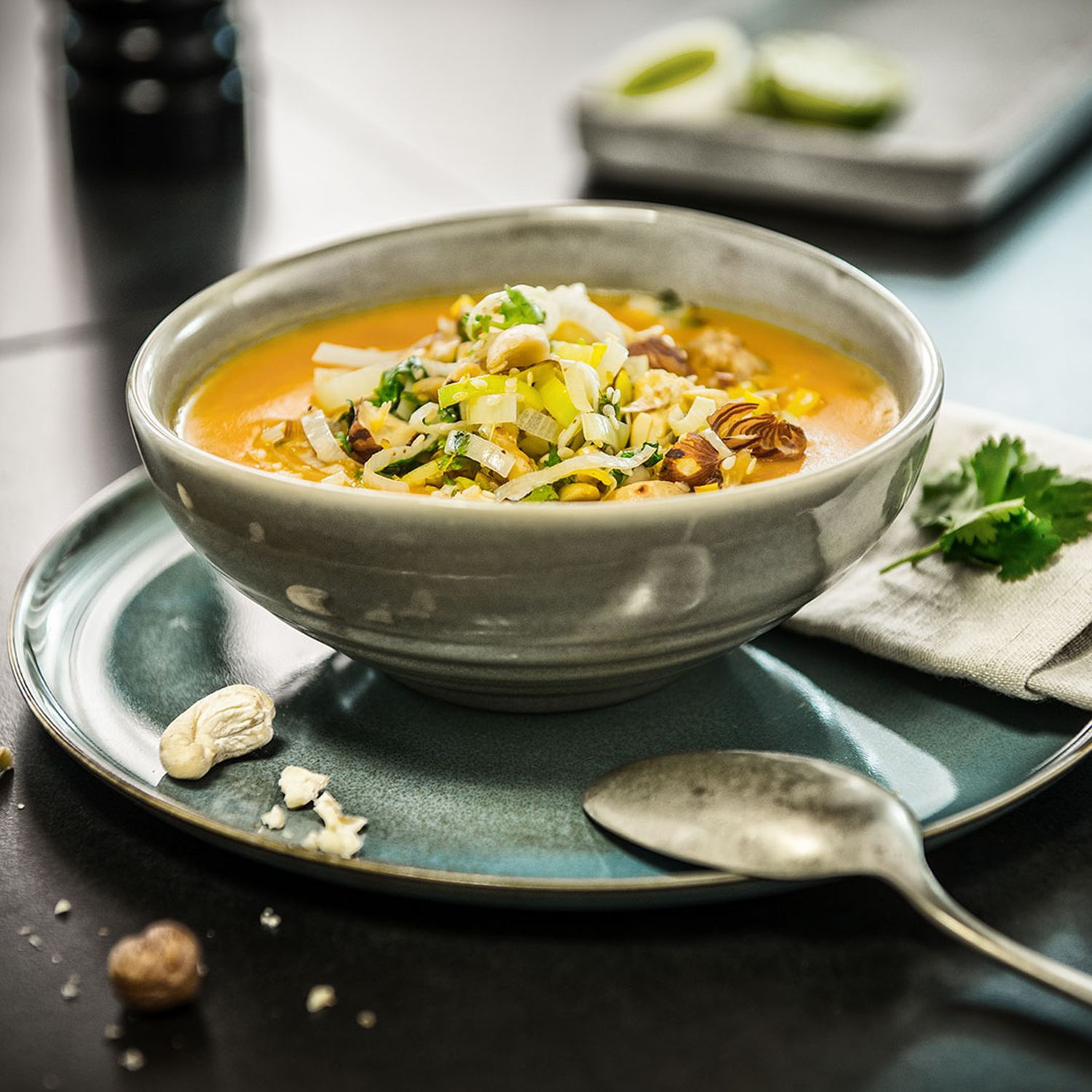 Süßkartoffelsuppe mit Kokosmilch und gerösteten Nüssen Rezept | HOFER ...