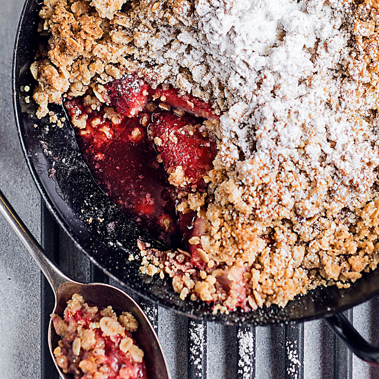 Erdbeer Crumble vom Grill Rezept | HOFER Rezeptwelt