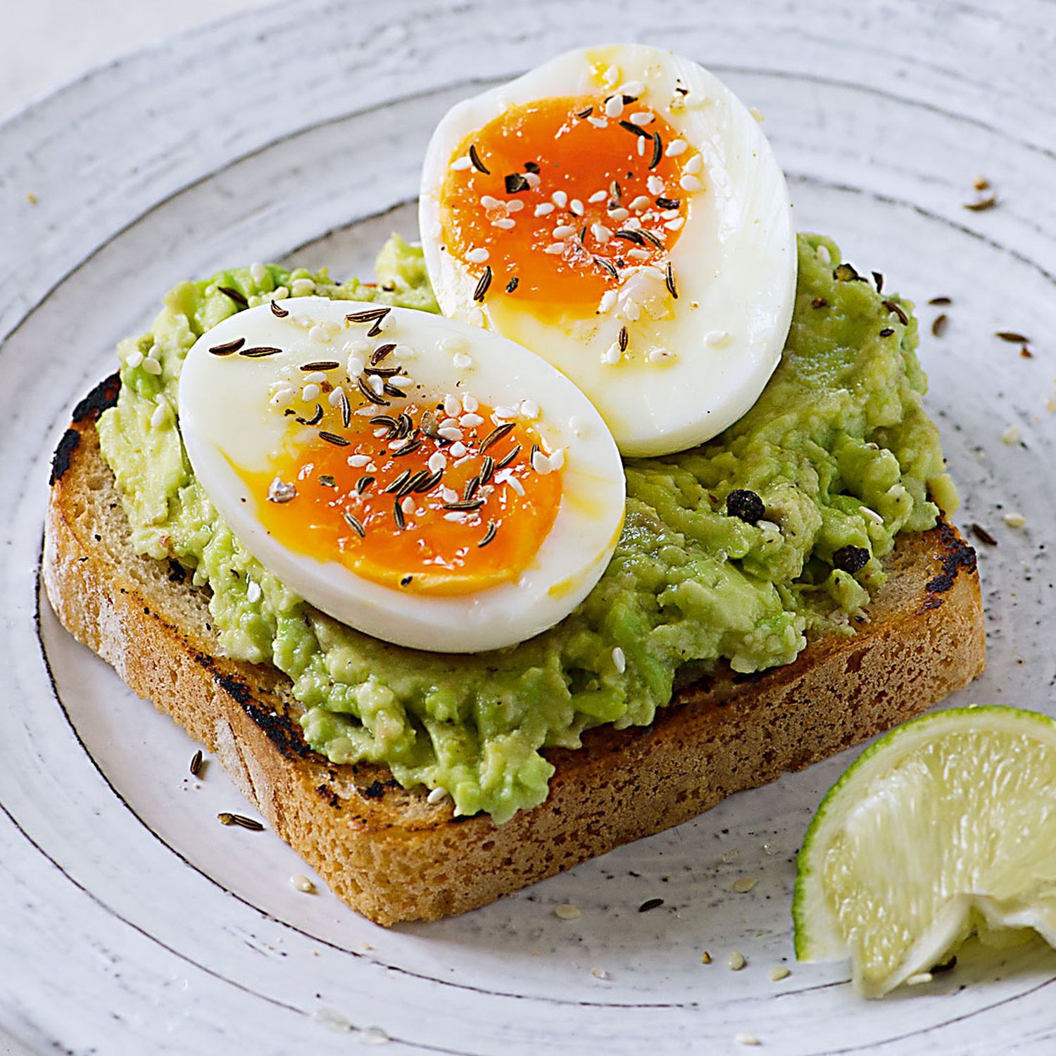 Toastbrot mit Avocadocreme und weichem Ei Rezept | HOFER Rezeptwelt