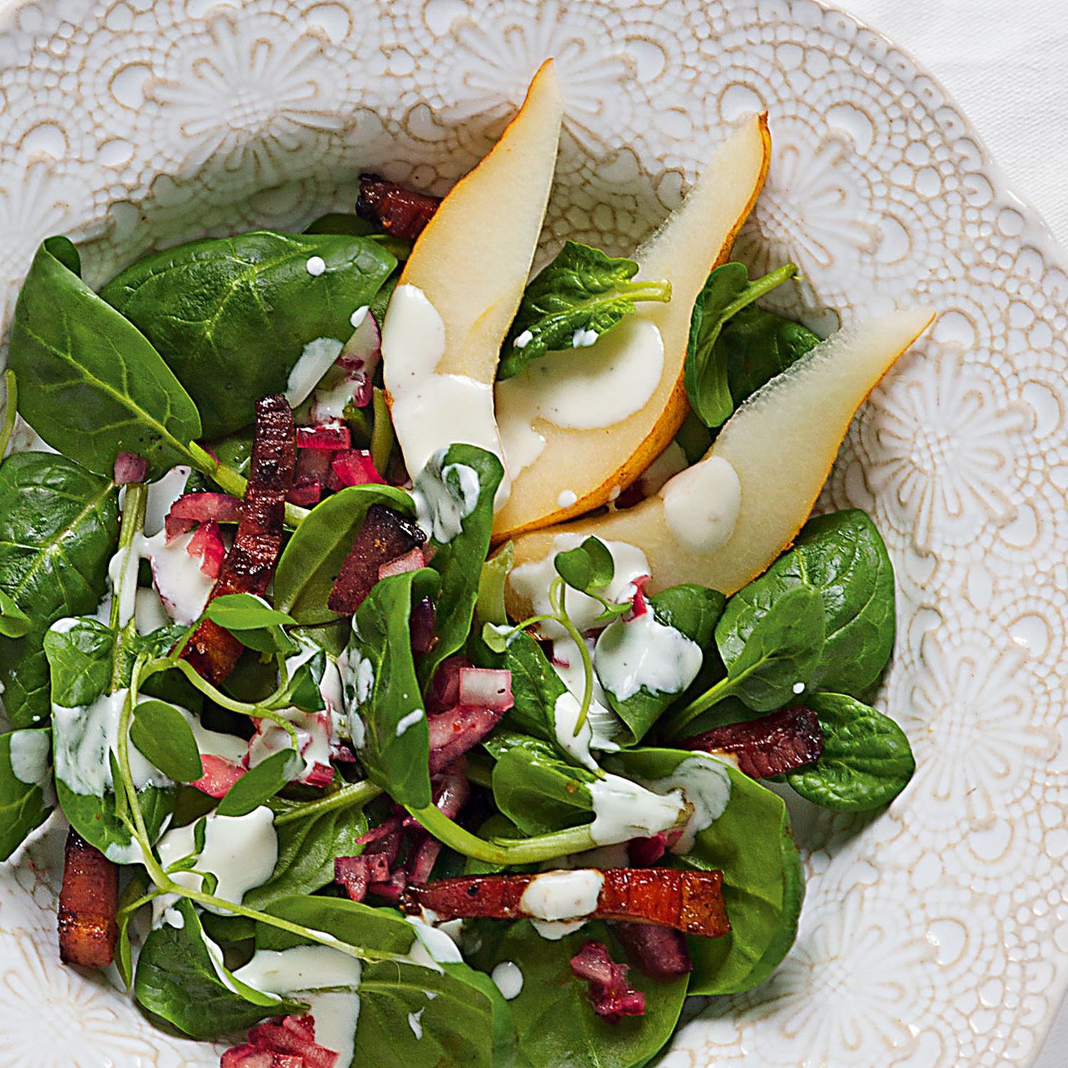 Würziger Salat vom Spinat mit Speck und Birnen Rezept | HOFER Rezeptwelt