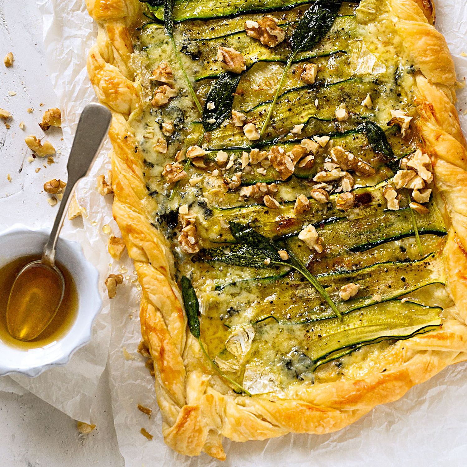 Zucchini-Gorgonzola-Tarte mit Honig und Walnüssen Rezept | HOFER Rezeptwelt