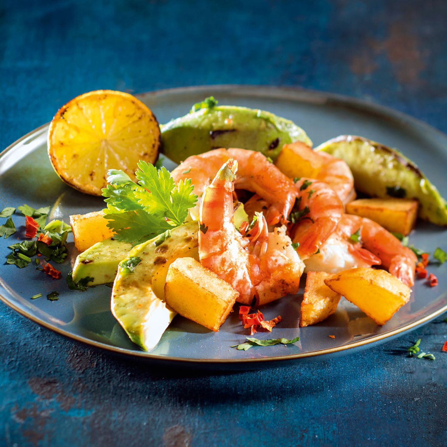 Black Tiger Garnelen Mit Avocado Und Knusprigen Kartoffelwurfeln Hofer Rezeptwelt