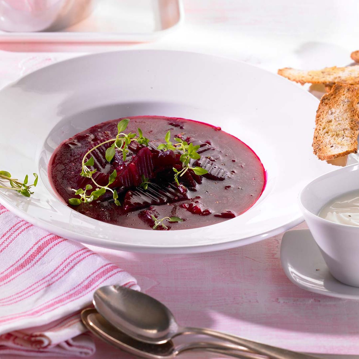 Rote-Rüben-Suppe mit Sauerrahm-Kren-Dip und Brotchips Rezept | HOFER ...