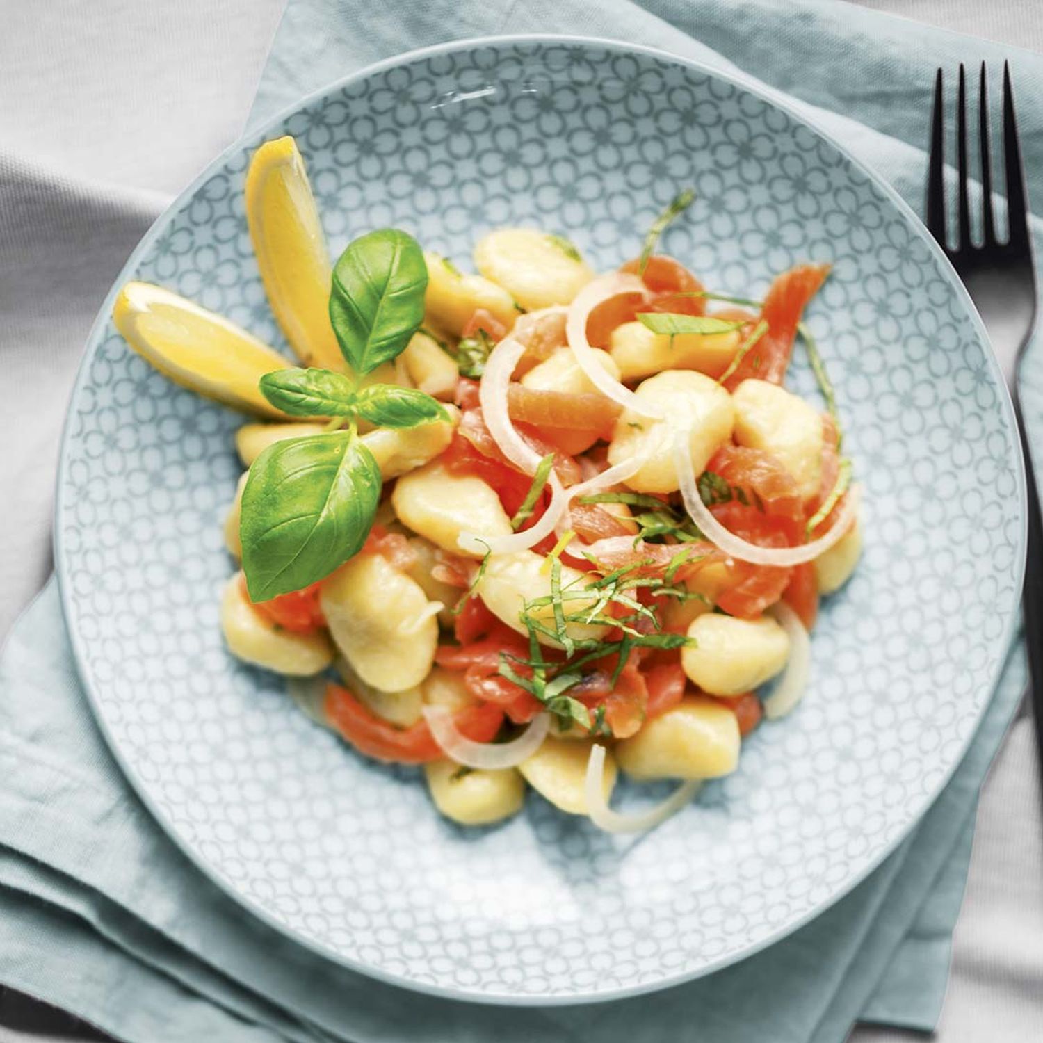 Gnocchi-Salat mit geräuchertem Lachs Rezept | HOFER Rezeptwelt