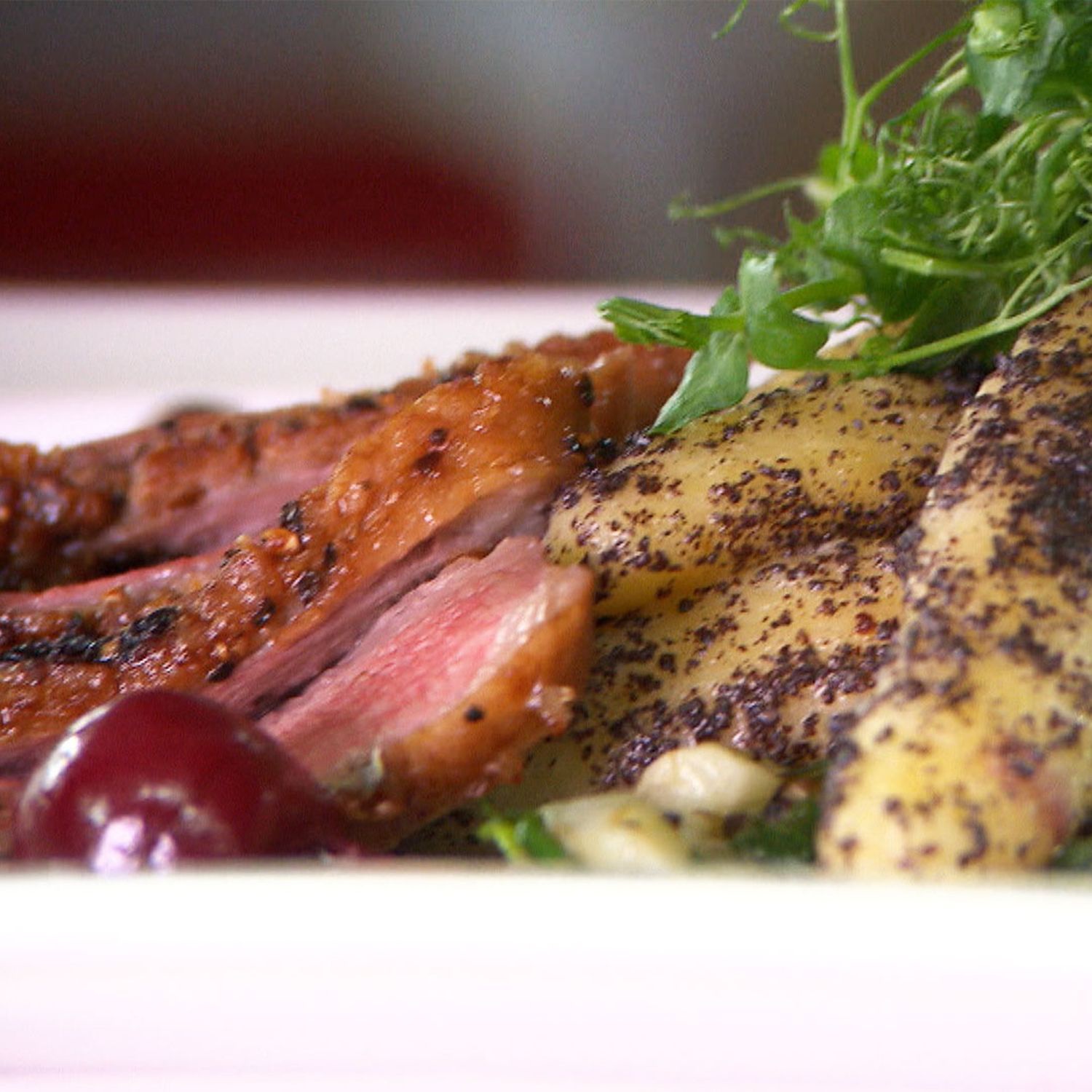 Entenbrust mit Pfefferkirschen und Mohnnudeln Rezept | HOFER Rezeptwelt