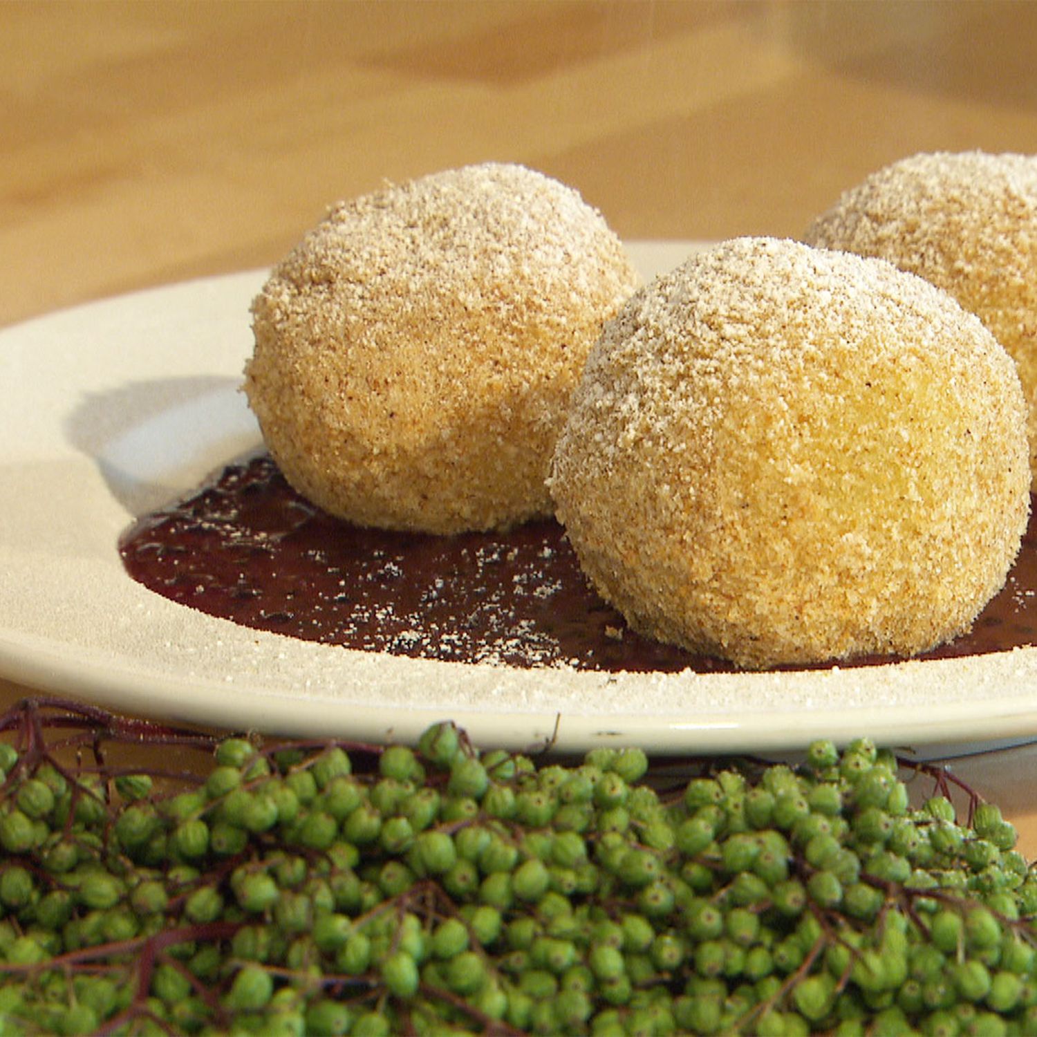 Mohnknödel mit Hollerkoch Rezept | HOFER Rezeptwelt