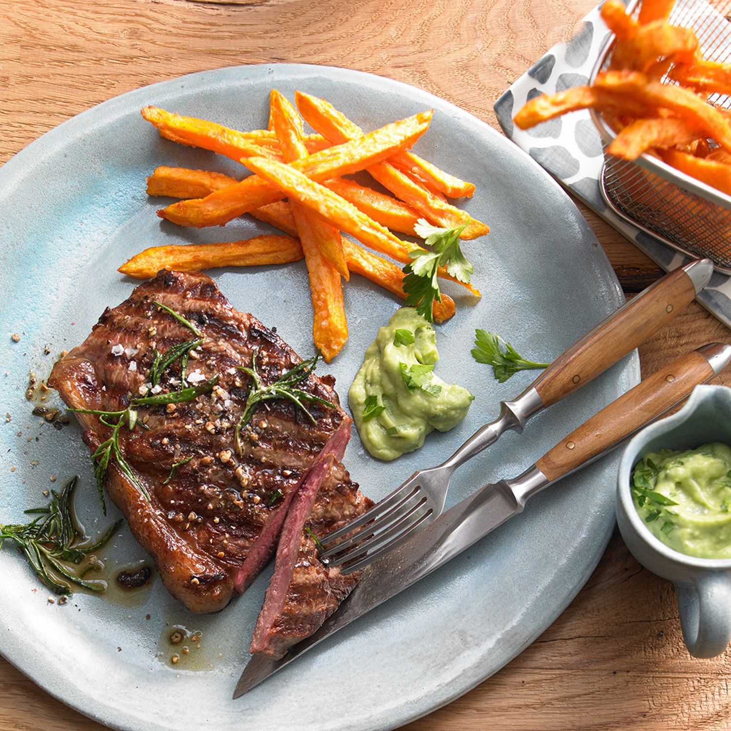 Rumpsteak Mit Susskartoffelfritten Und Avocado Mayo Hofer Rezeptwelt