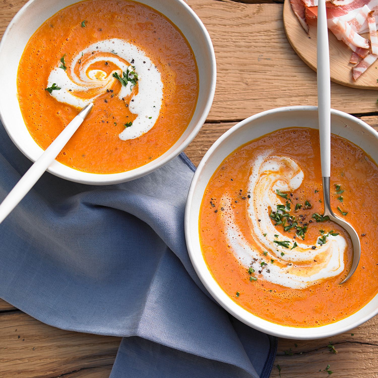 Hensslers schnelle Tomatensuppe mit Speck Rezept | HOFER Rezeptwelt