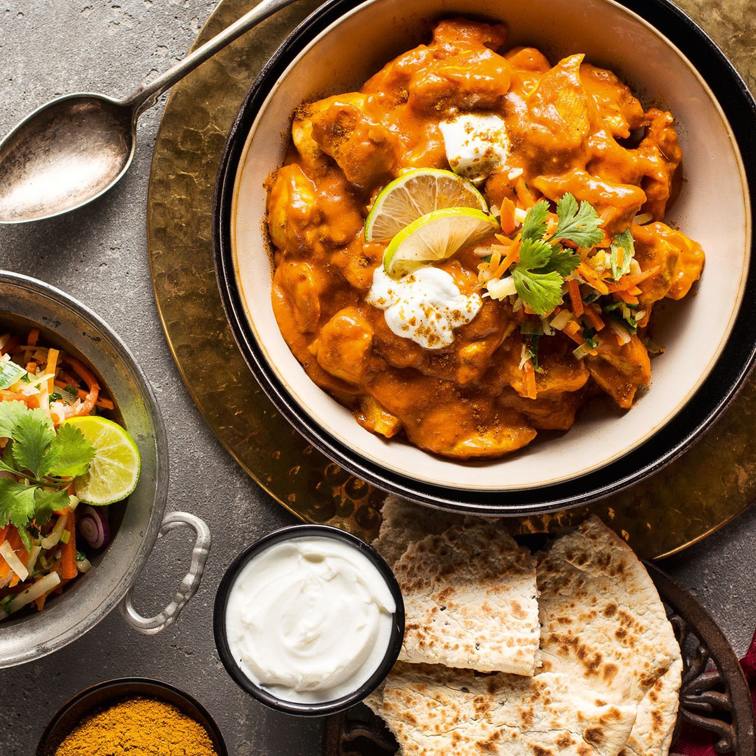 Indisches Tandoori Huhn Mit Koriandergemuse Und Gebratenen Naan Brot Hofer Rezeptwelt