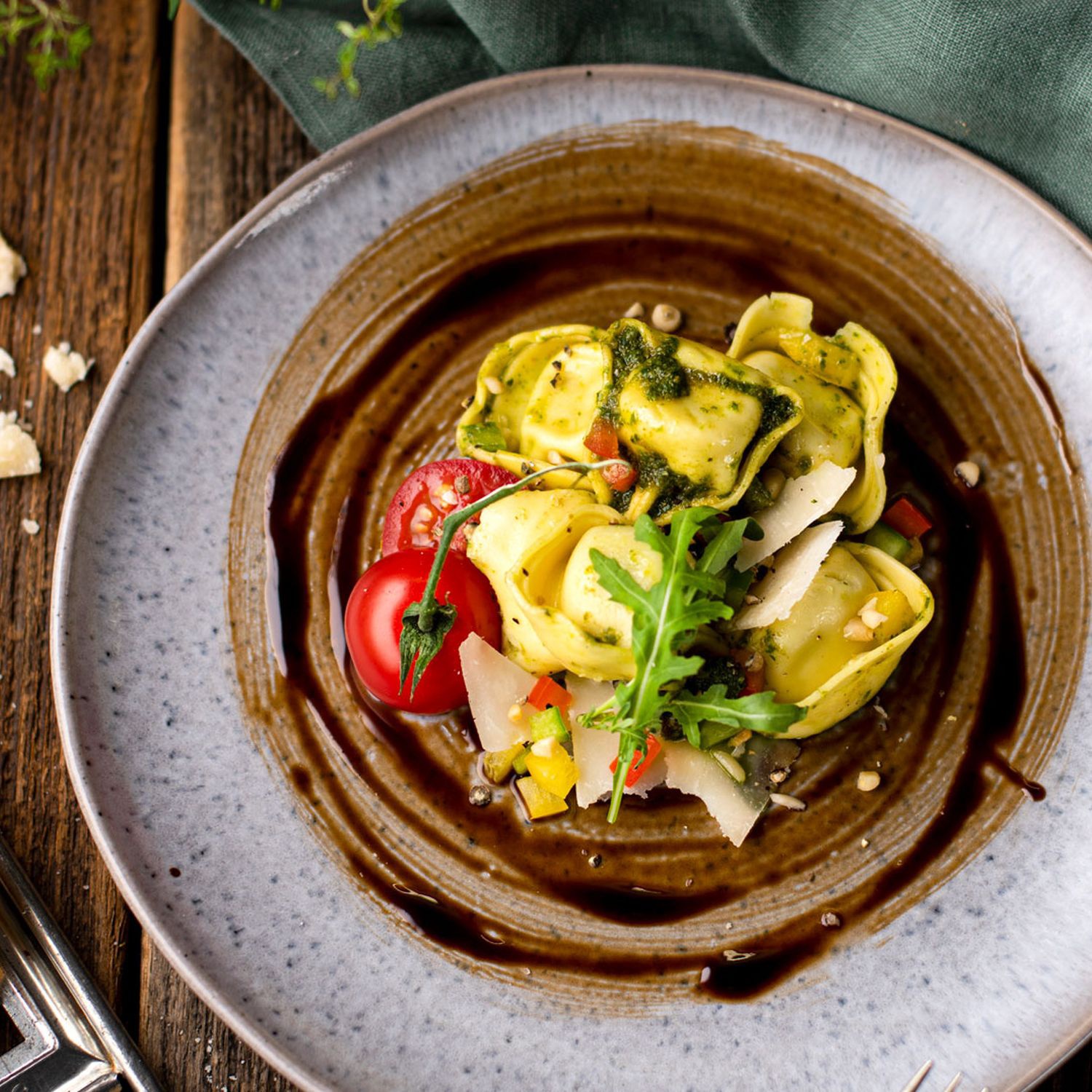 Bio-Tortellini-Salat mit Rucola-Pesto, Parmigiano und Balsamico-Creme