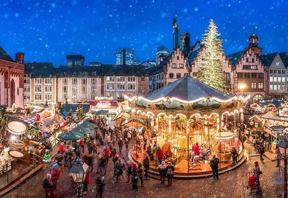 Ein Weihnachtsmarkt mit strahlenden Lichtern