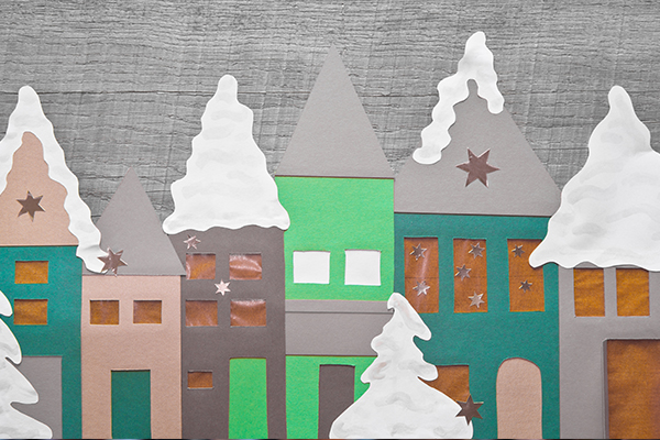 Gebastelte Häuser mit Schnee bedeckt