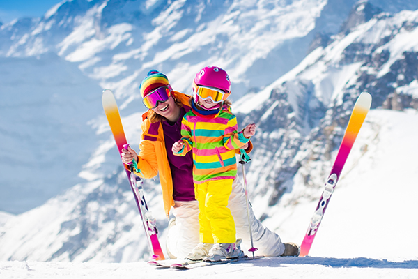 Mutter und Kind auf Skipiste