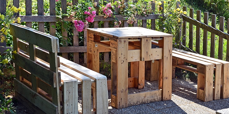 Gartenmöbel, wie zwei Bänke und ein Tisch, aus Europaletten.
