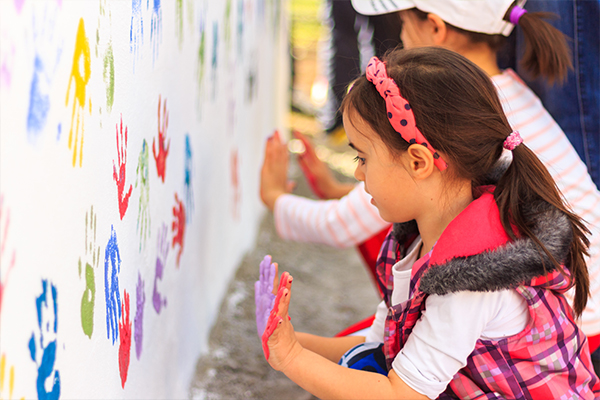 Kinder mit bemalte Hände