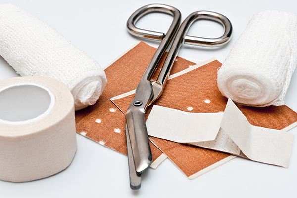 Verband, Pflaster, Schere