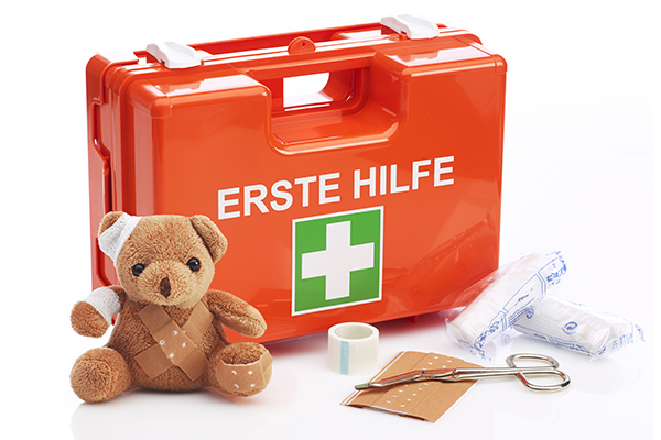 Erste Hilfe Koffer und Teddybär