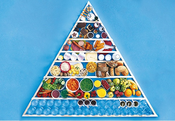 Die Ernährungspyramide auf blauem Hintergrund.