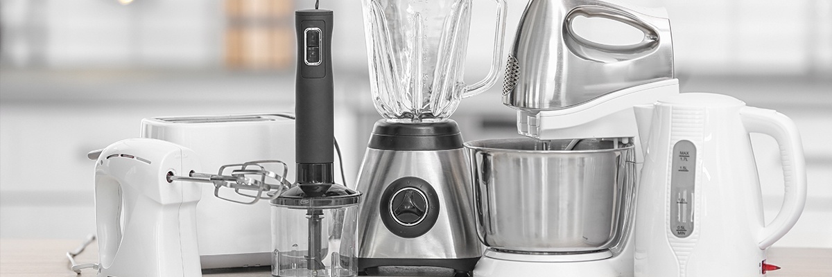 Küchengeräte wie Mixer, Stabmixer, Wasserkocher und Toaster