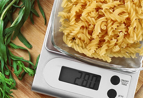 Eine elektrische Waage auf der Spiralnudeln abgewogen werden.