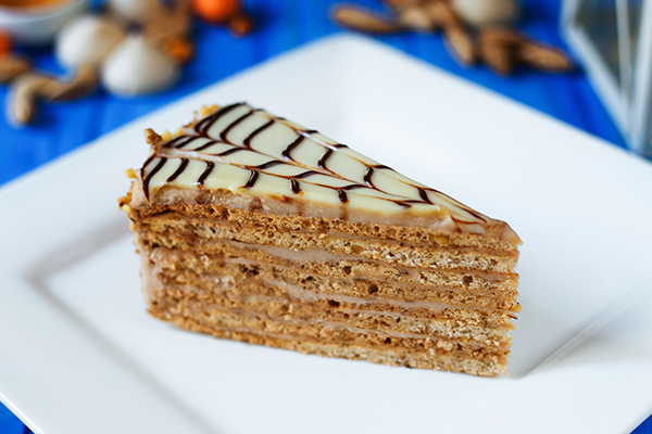 Ein Stück Esterhazy Torte auf einem weißen Dessertteller.