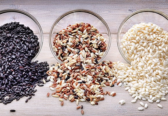 Drei Schalen mit unterschiedlichen Reissorten.