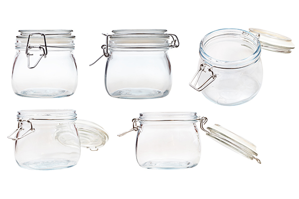 Ein Einmachglas mit Deckel aus fünf verschiedenen Blickwinkeln.