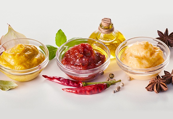 Drei Glasschälchen mit unterschiedlichen Soßen.