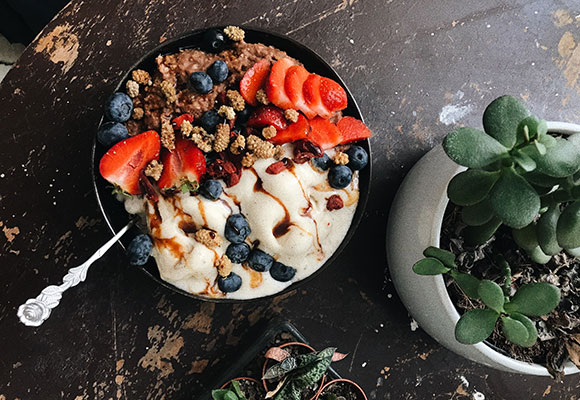 Porridge mit Obst in einer Schale