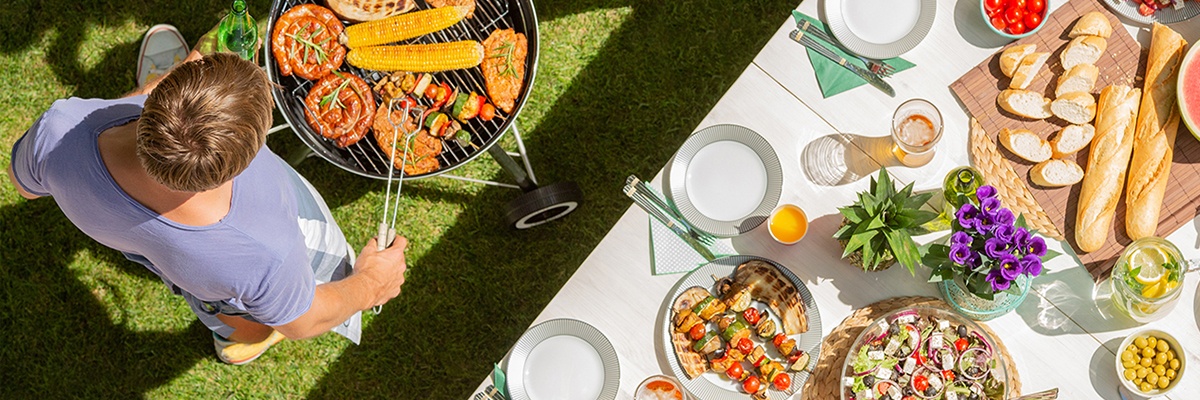 Eine Grillszene von oben fotografiert.