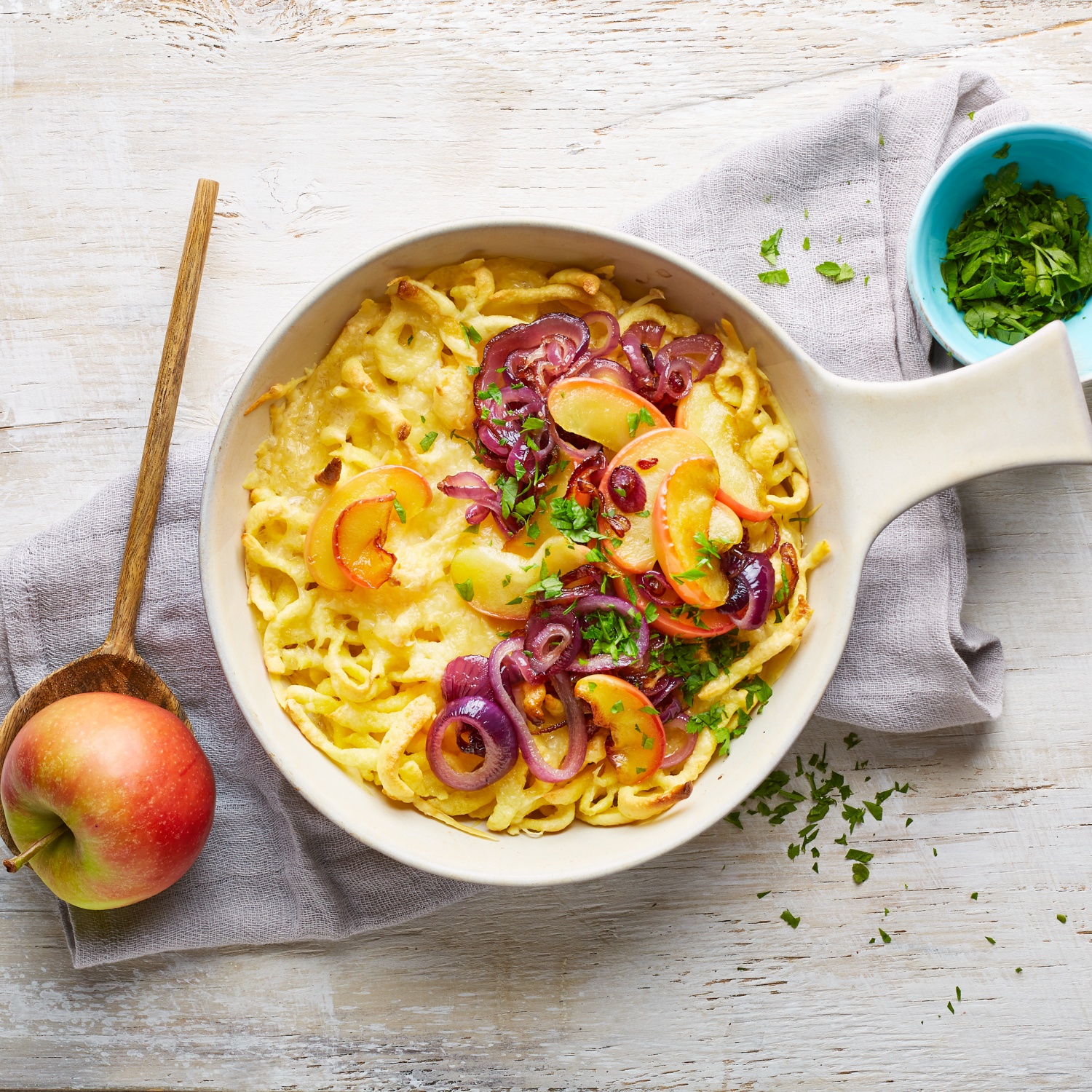 Käsespätzle mit geschmelzten Äpfeln und Zwiebeln | ALDI Rezeptwelt