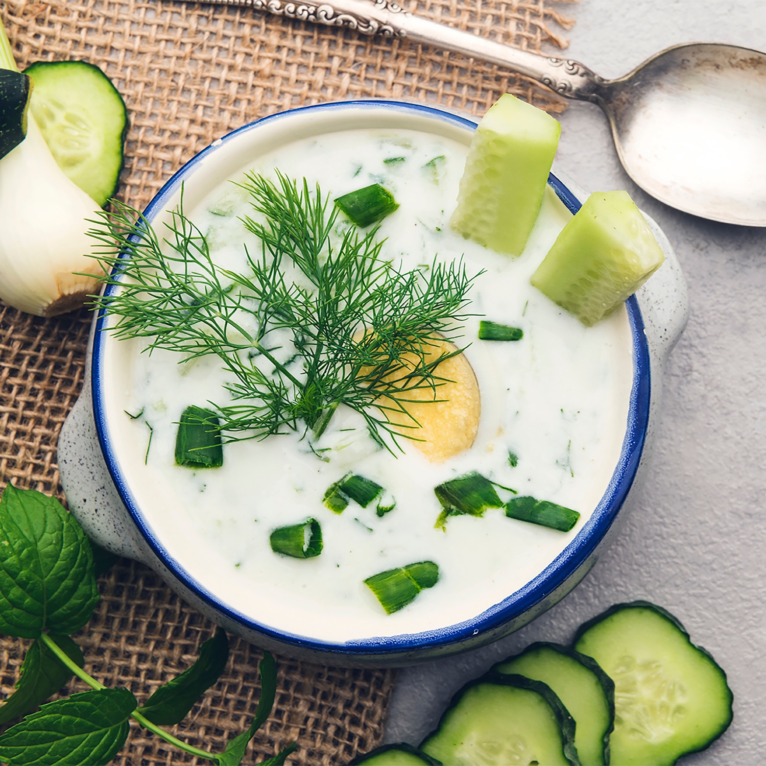 Kalte Gurken Dill Suppe mit Sauerrahm und Vollkornbrotcroûtons | ALDI ...