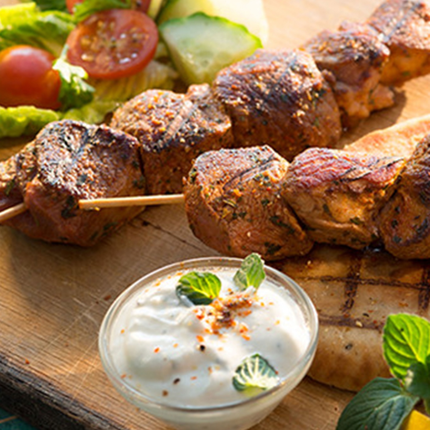 Lammspieße auf Pitabrot mit Salat und Joghurtsauce mit Minze | ALDI ...