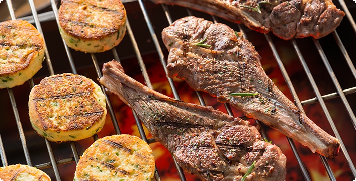 Lammkoteletts mit gegrillten Kräuter-Kartoffelplätzchen | ALDI Rezeptwelt