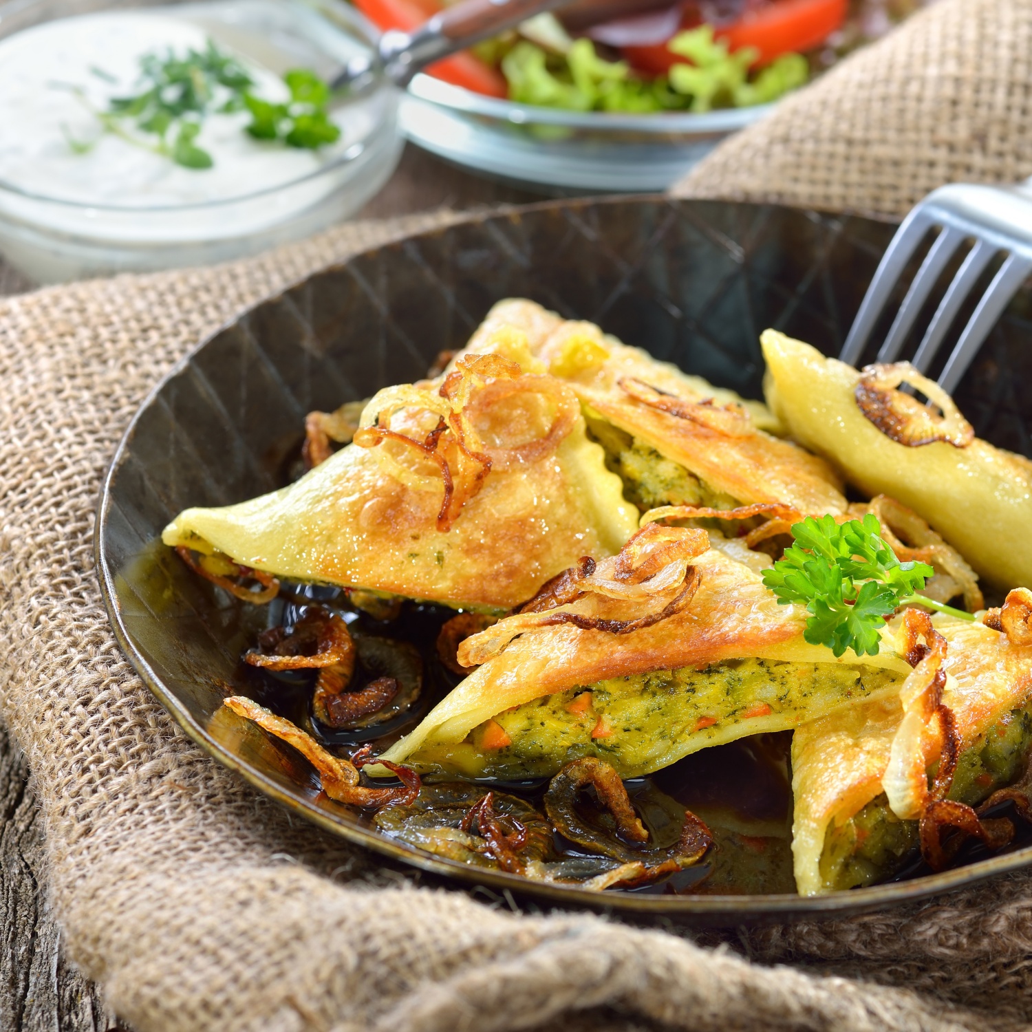 Gebratene Maultaschen an bunten Blattsalaten | ALDI Rezeptwelt