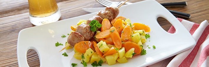 Möhren-Kartoffeln untereinander mit Bratwurstspießchen | ALDI Rezeptwelt