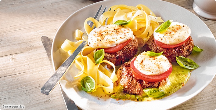 Gratinierte Tomate-Mozzarella-Kalbsmedaillons mit Basilikumsauce | ALDI ...