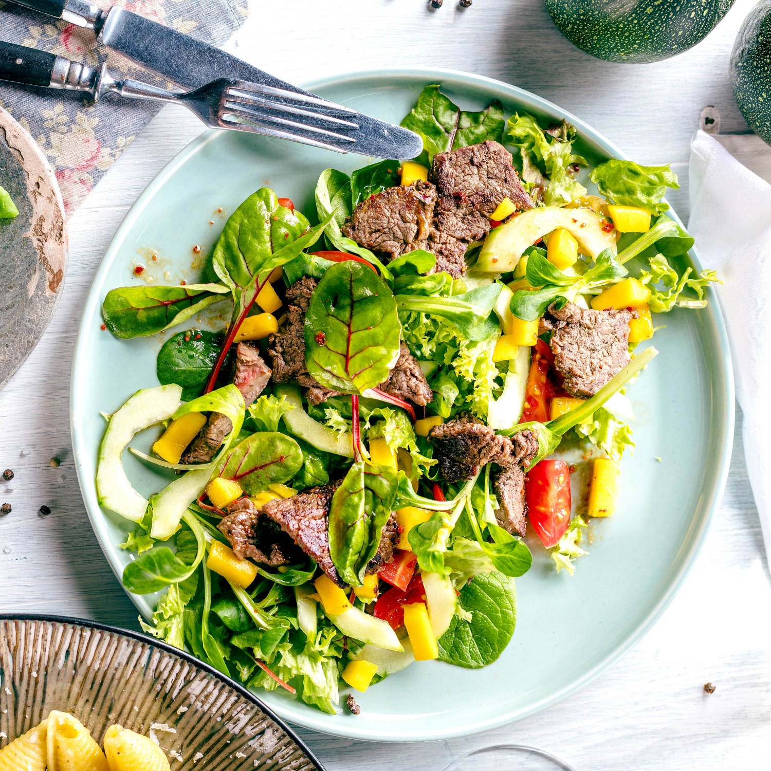 Salat Mit Rinderfiletstreifen Und Mango An Orangen Ingwer Dressing Aldi Rezeptwelt