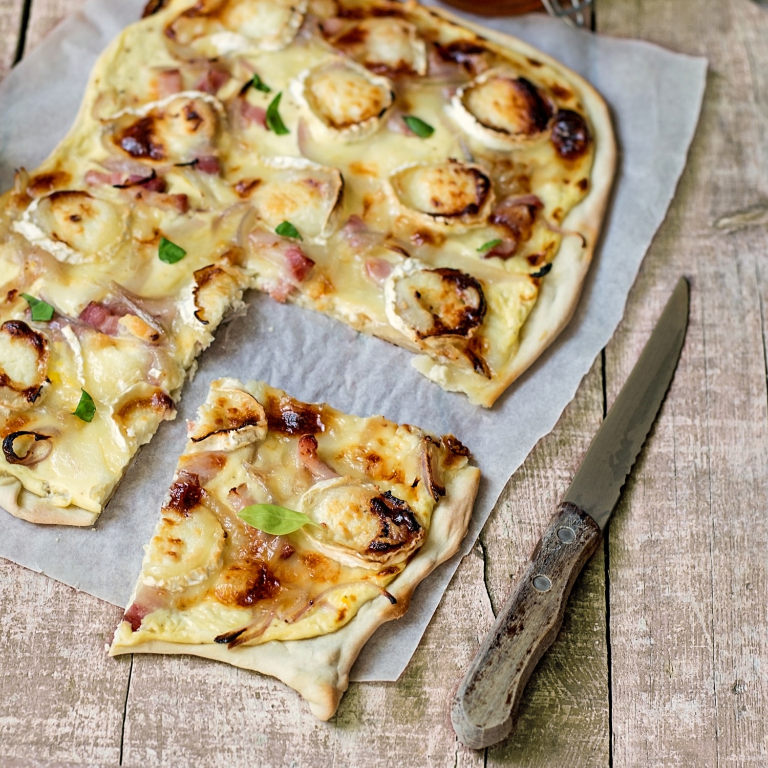 Flammkuchen mit Ziegenkäse, Honig und Rosmarin | ALDI Rezeptwelt