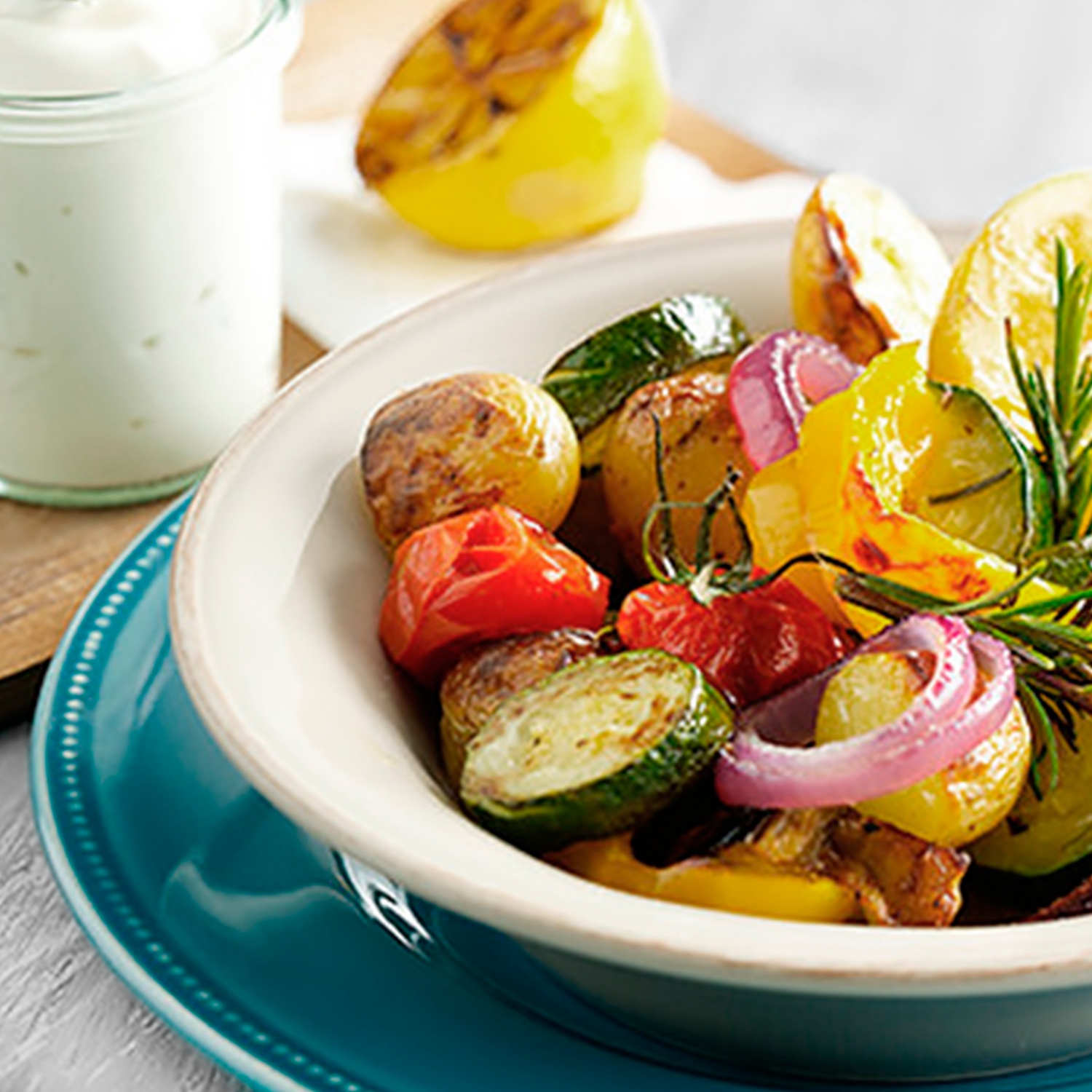 Mediterranes Grillgemüse mit Zitronen-Joghurt-Dressing und Kartoffeln ...