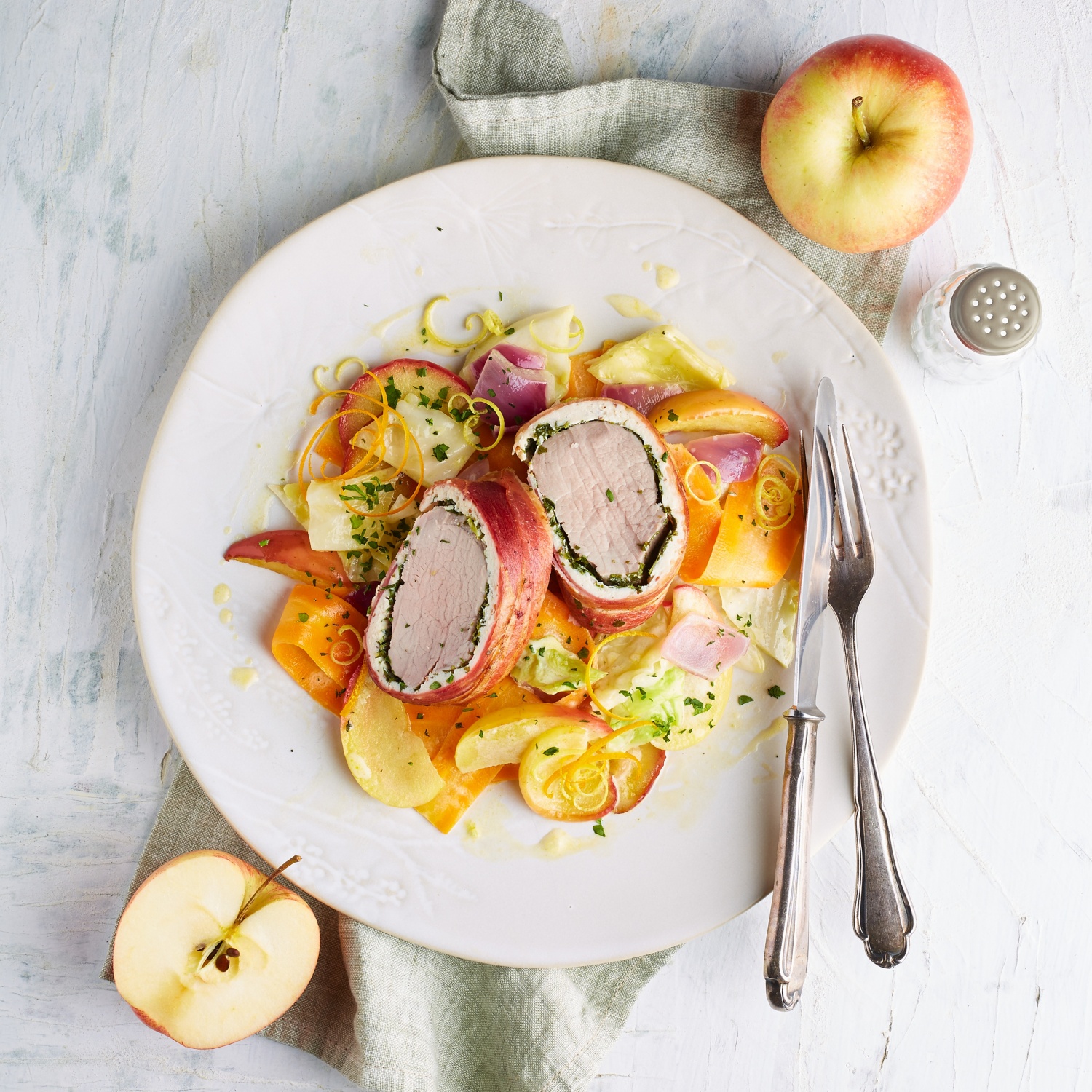 Schweinefilet im Speckmantel auf Apfelrahmkraut | ALDI Rezeptwelt