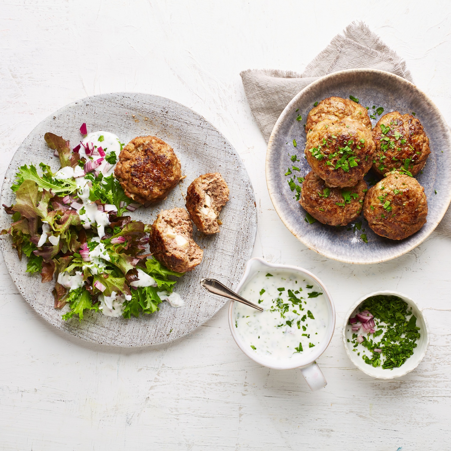 Rindfleischfrikadellen mit Feta-Füllung und Salat | ALDI Rezeptwelt