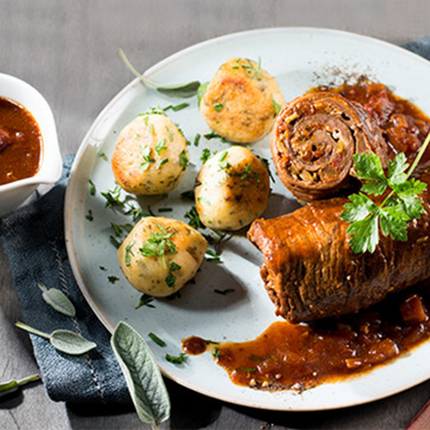 Mediterrane Rouladen In Tomatensauce Mit Getrockneten Tomaten Oliven Und Krauterklossen Aldi Rezeptwelt