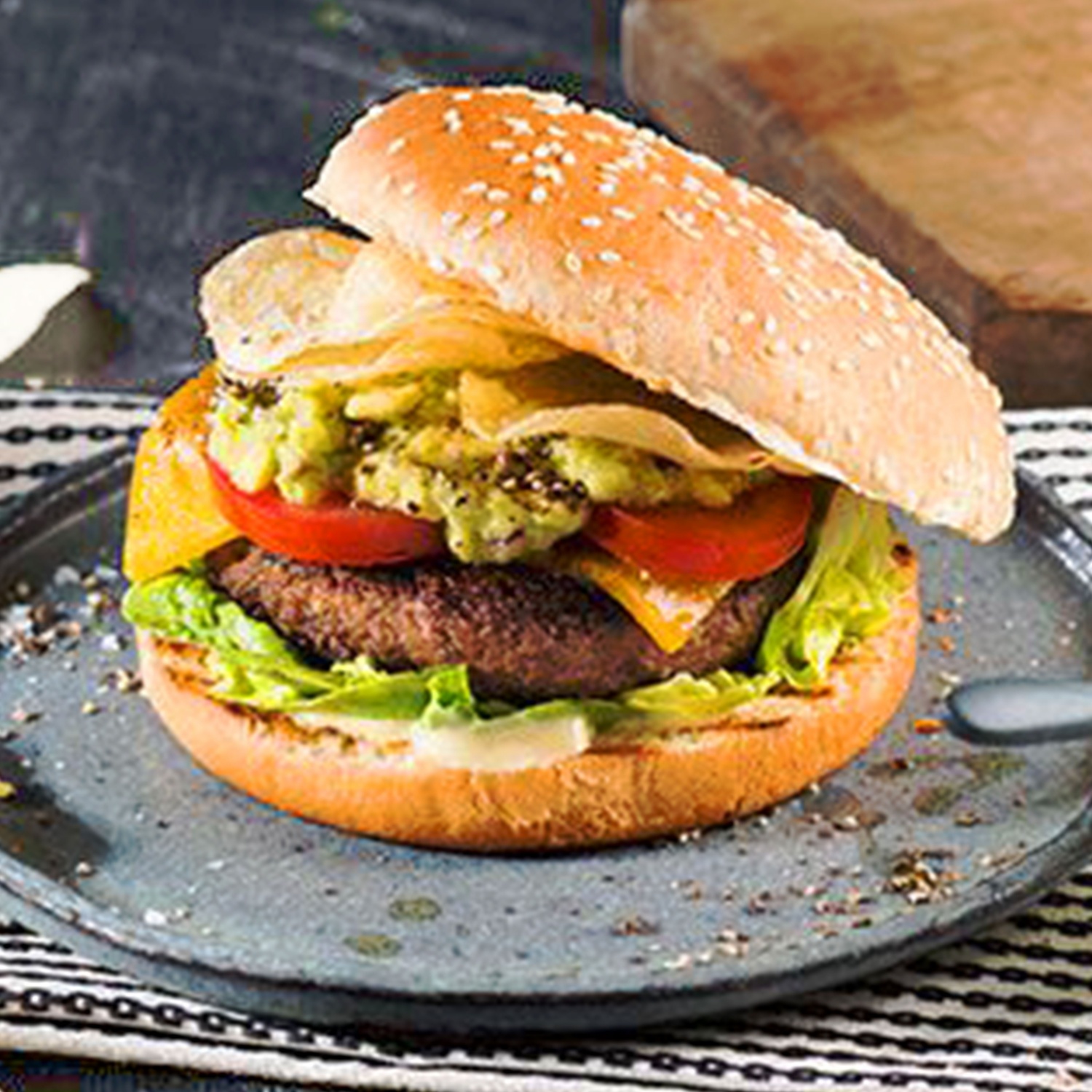 Wagyu-Burger mit feuriger Guacamole und Kartoffelchips | ALDI Rezeptwelt