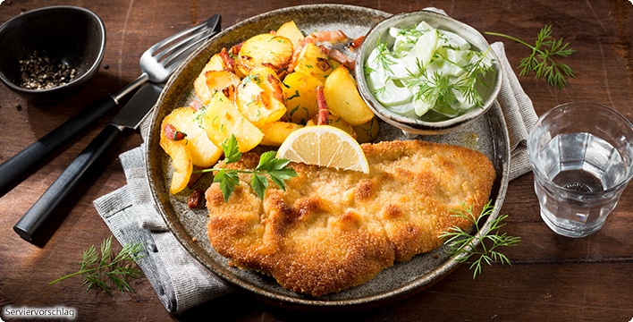 Schnitzel nach Wiener Art mit Bratkartoffeln und Gurken-Dill-Salat